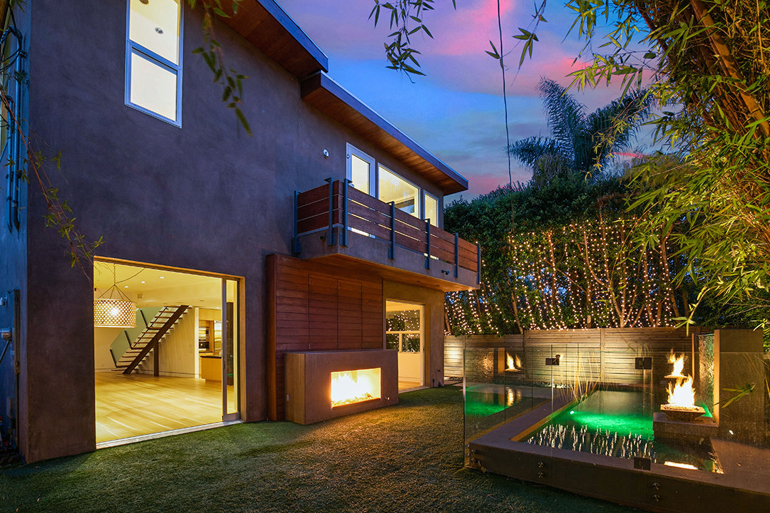 Jennifer Love Hewitts Pacific Palisades Home Lists For 4 2m Outside Night