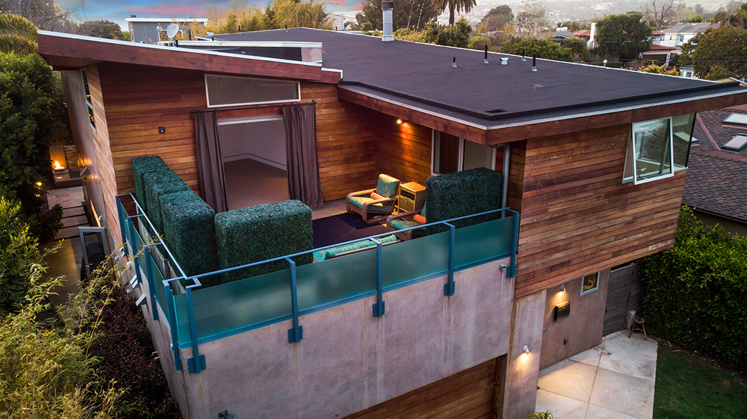 Jennifer Love Hewitts Pacific Palisades Home Lists For 4 2m Patio B