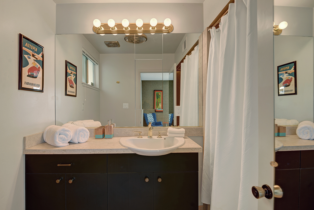 Walt Disneys Technicolor Dream House For Sale In Palm Springs Bathroom