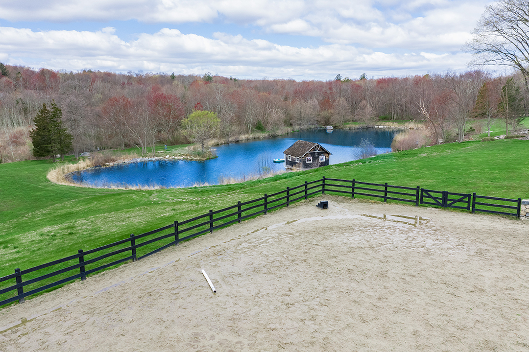 Filmmaker Barry Levinsons Former Redding Ct Estate Hits The Market Horses