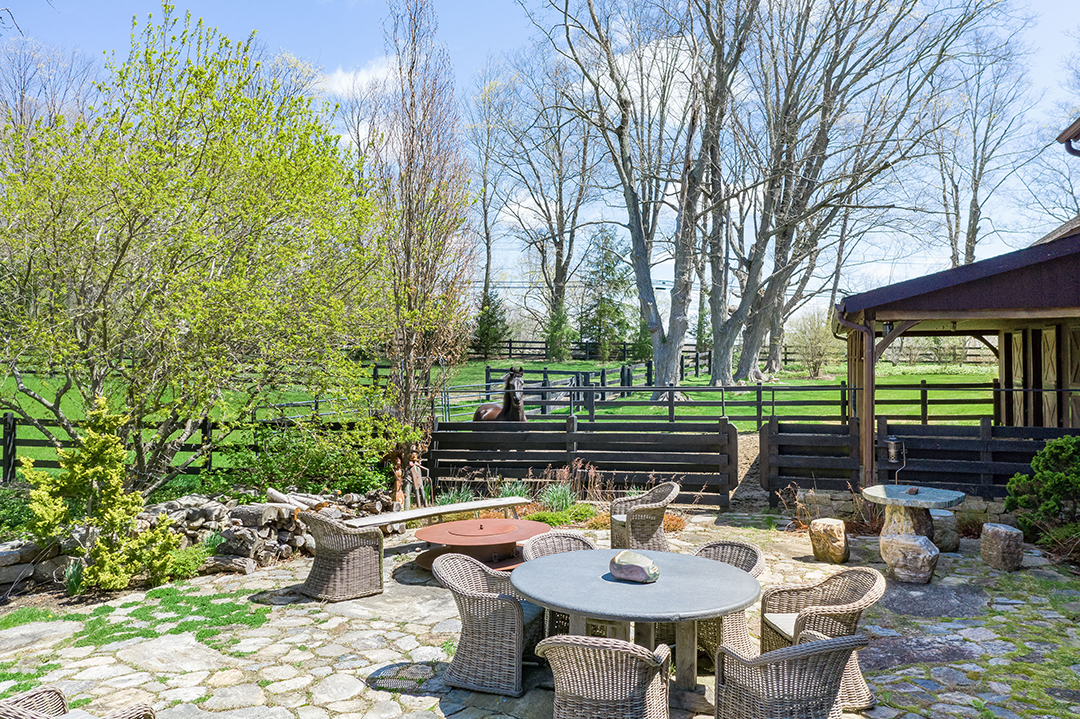 Filmmaker Barry Levinsons Former Redding Ct Estate Hits The Market Outdoor Seating