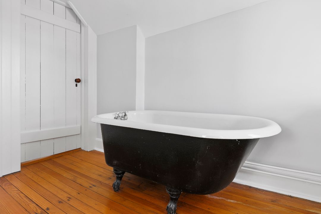 Jackie O East Hampton Cast Iron Tub
