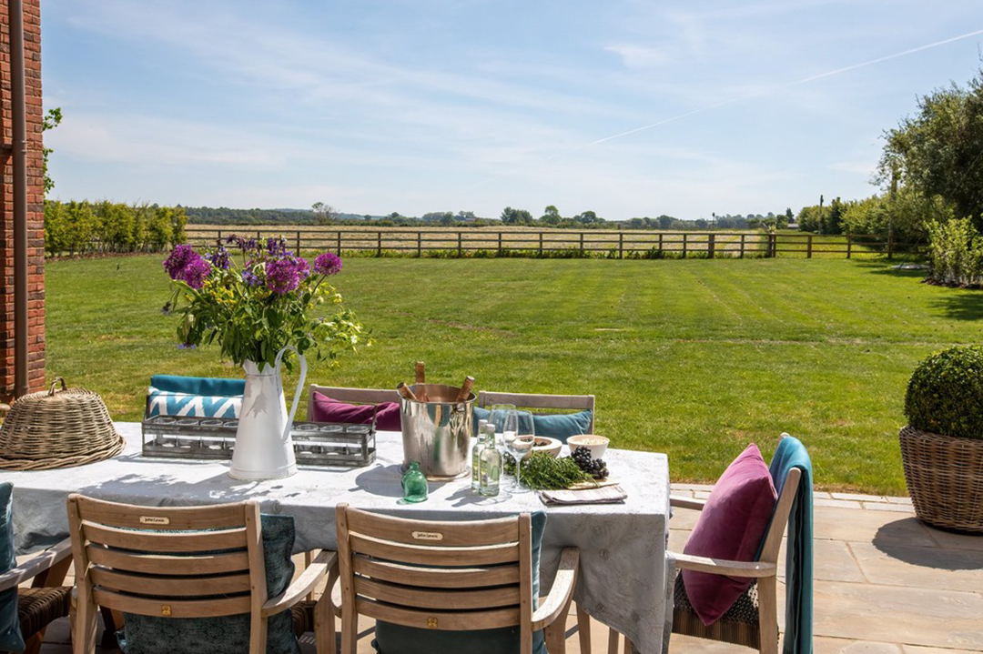 A Midsummer Real Estate Dream Nab This Dashing Home In Shakespeares Birthplace Dining Alfresco