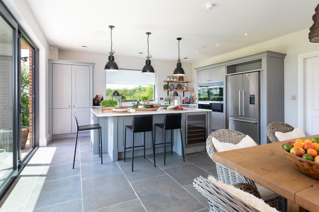 A Midsummer Real Estate Dream Nab This Dashing Home In Shakespeares Birthplace Kitchen B