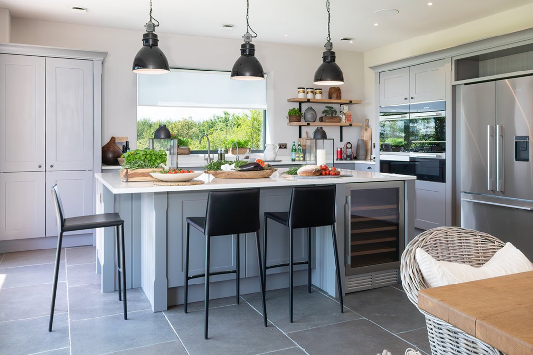 A Midsummer Real Estate Dream Nab This Dashing Home In Shakespeares Birthplace Kitchen