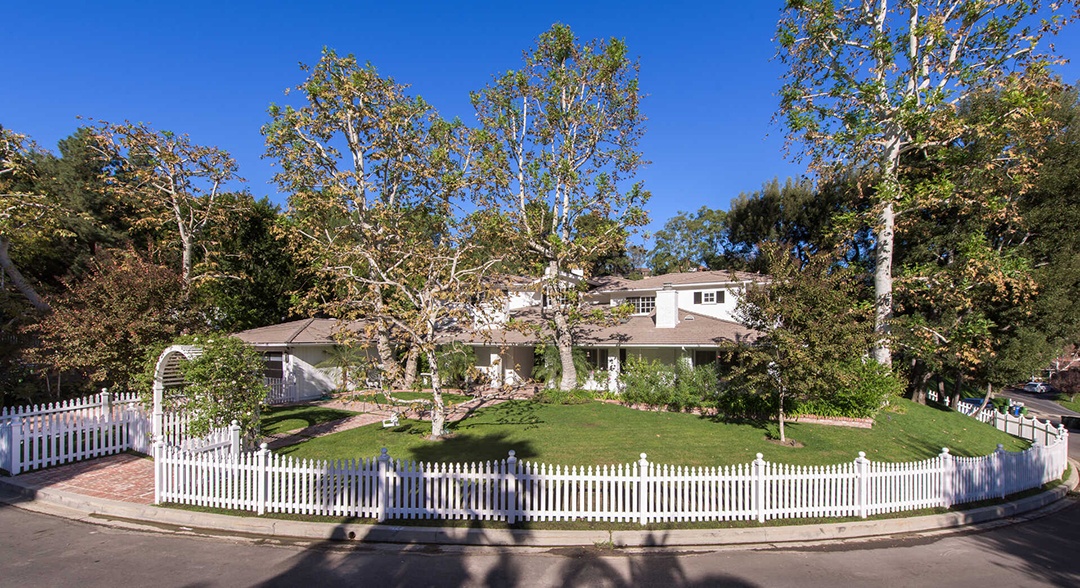 Kyle Richards And Mauricio Umansky Relist Timeless Bel Air Home For 6m Exterior B