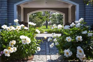 Phil Donahue And Marlo Thomas Former Waterfront Westport Stunner Lists For 28m Flowers