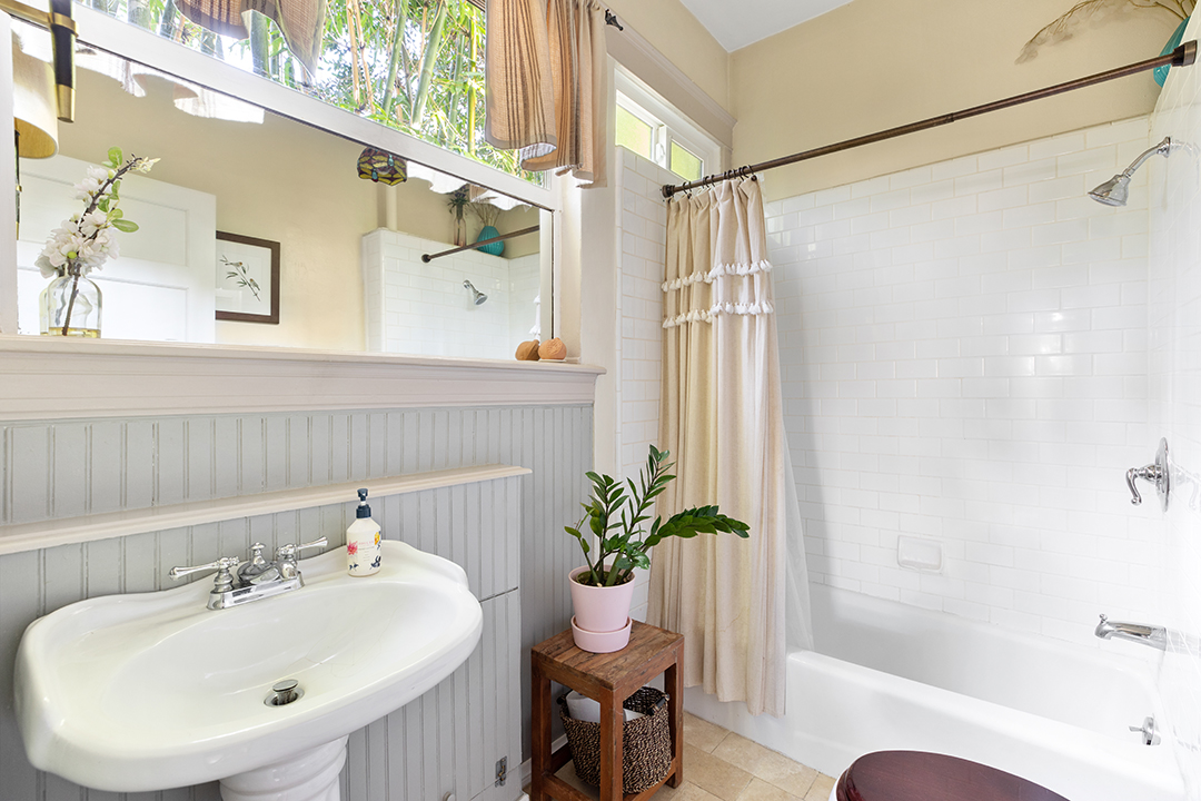 Stylist To The Stars Cher Coulter Lists A Whimsical 1915 Built La Home Bathroom B