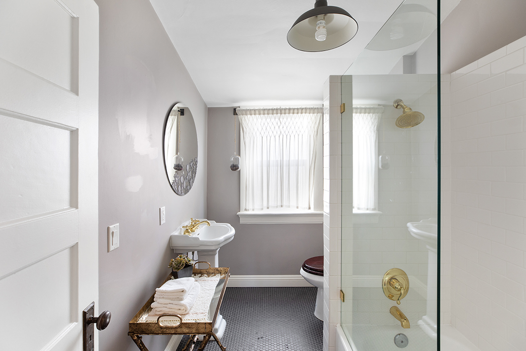 Stylist To The Stars Cher Coulter Lists A Whimsical 1915 Built La Home Bathroom