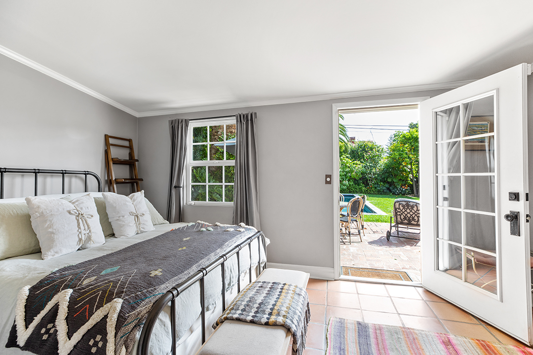 Stylist To The Stars Cher Coulter Lists A Whimsical 1915 Built La Home Bedroom