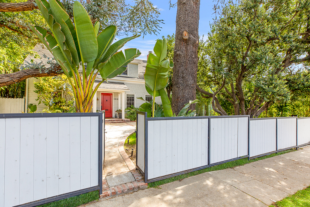 Stylist To The Stars Cher Coulter Lists A Whimsical 1915 Built La Home Exterior