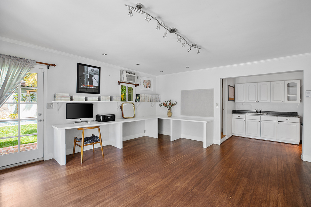 Stylist To The Stars Cher Coulter Lists A Whimsical 1915 Built La Home Studio