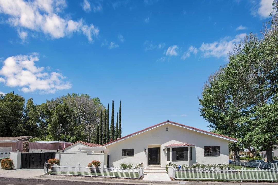 Jennifer Lopez Los Angeles Eco Friendly Bungalow Exterior