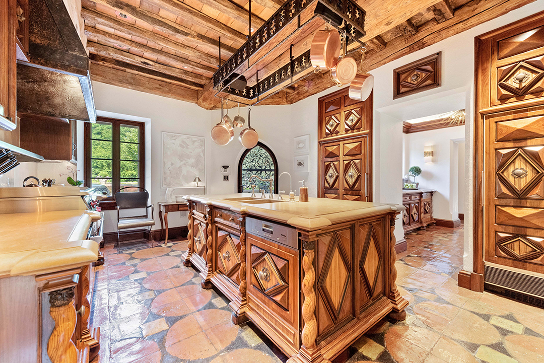 Late Fashion Designer Vince Camutos 1927 Built Greenwich Chateau Is Going To Auction Kitchen