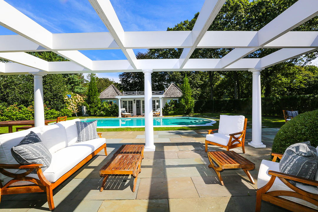 Rachael Ray Parts Ways With 6 Acre Southampton Retreat For 3 25m Cabana