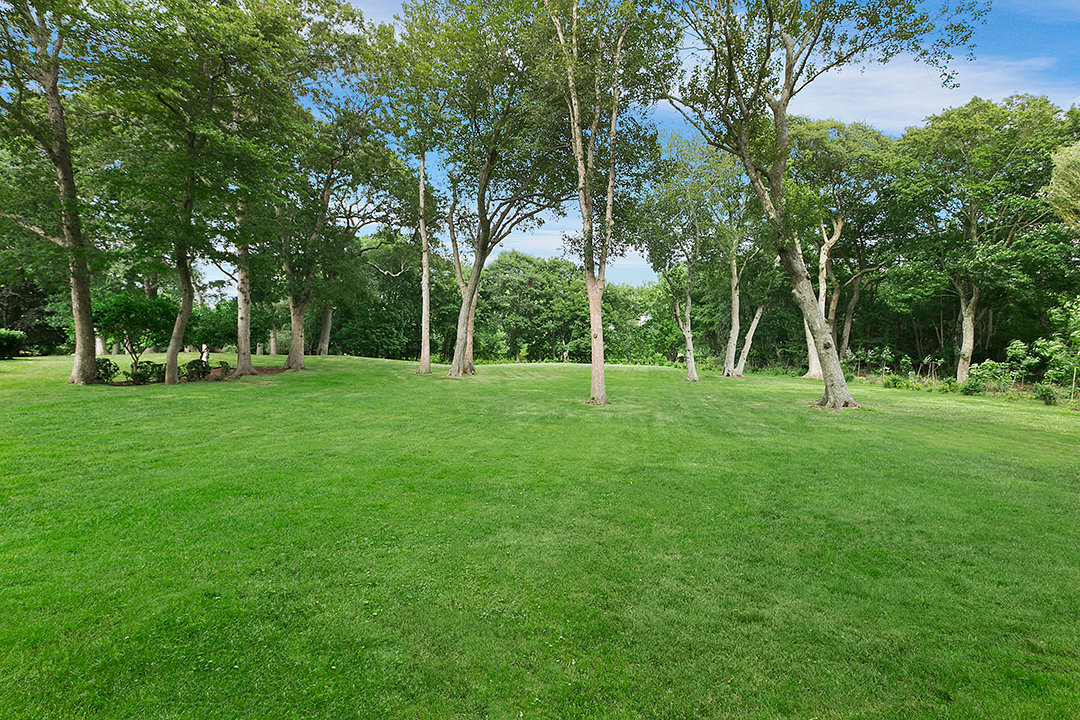 Rachael Ray Parts Ways With 6 Acre Southampton Retreat For 3 25m Lawn