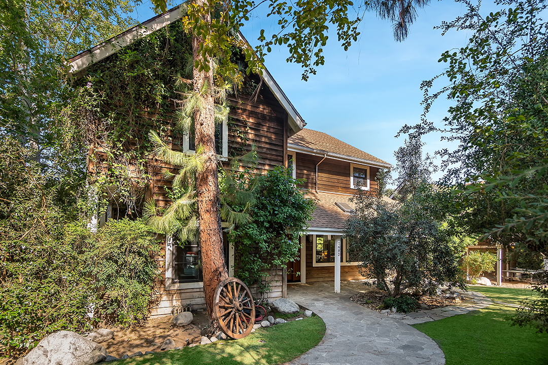 The Office Star Rainn Wilson A K A Dwight Schrutes Real Life Cali Farm Just Listed