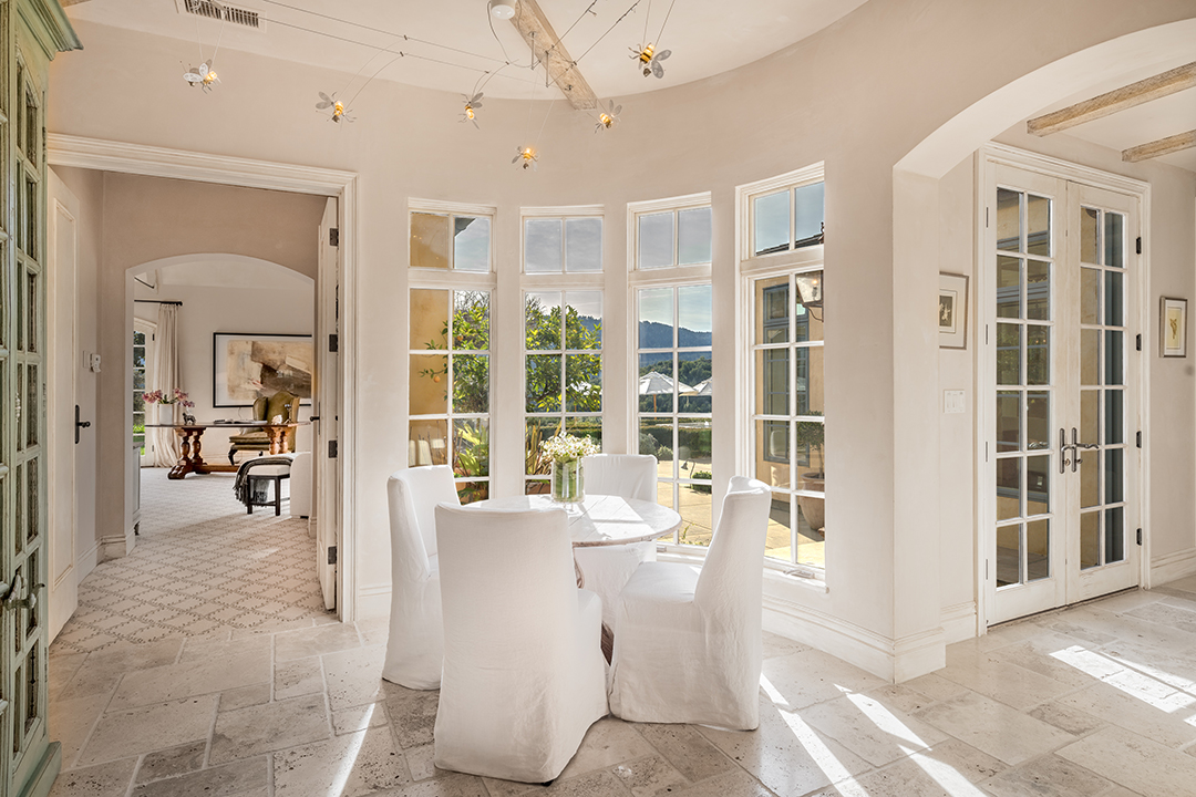 Tour A Dramatic Napa Valley Estate On 47 Acres Asking 7 9m Breakfast Nook