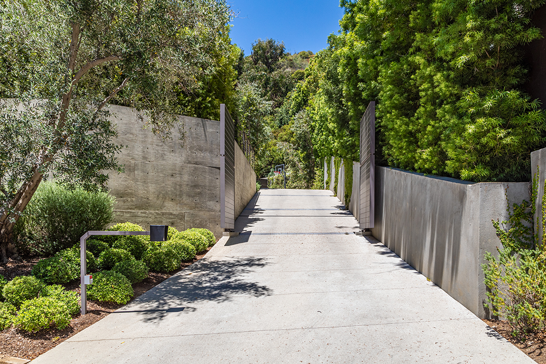 Will Arnett Lists His Swanky Custom Built Beverly Hills Home For 11m Driveway