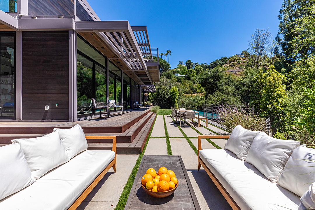 Will Arnett Lists His Swanky Custom Built Beverly Hills Home For 11m Outdoor Seating