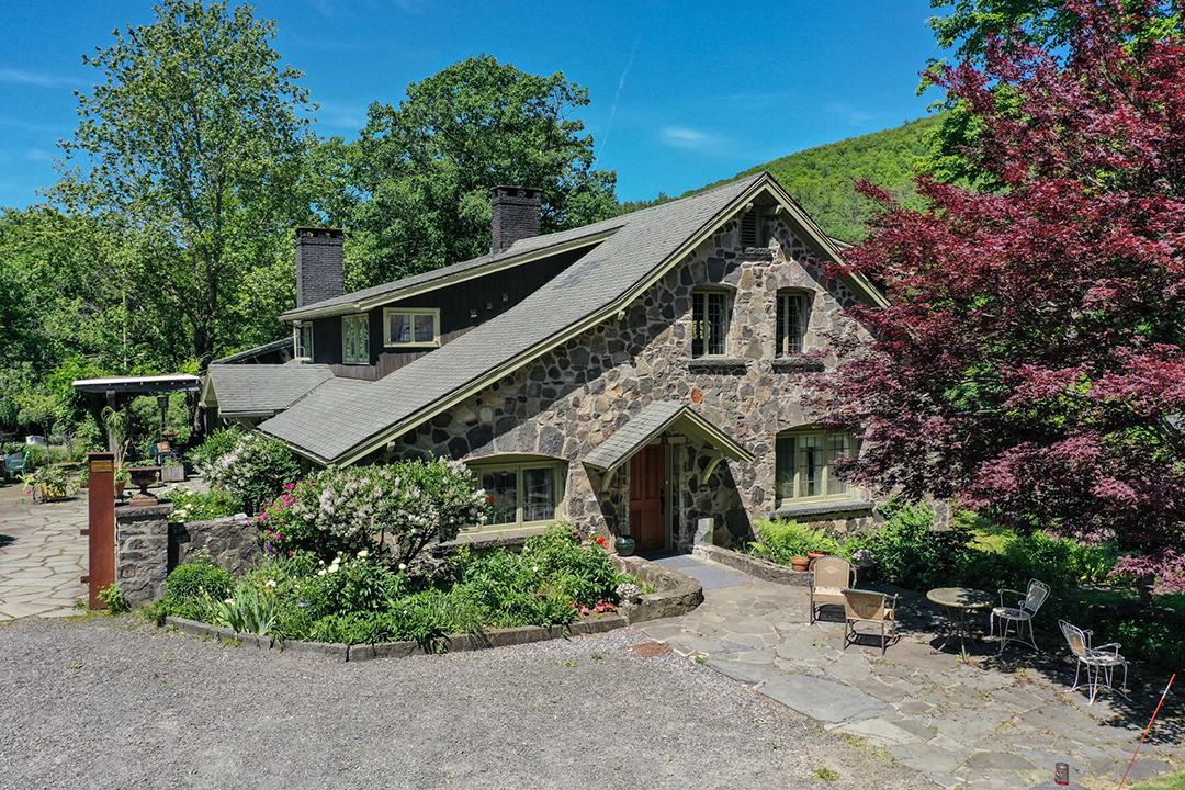 Co Creator Of Iconic 1969 Woodstock Festival Lists Home Right Nearby Cottage