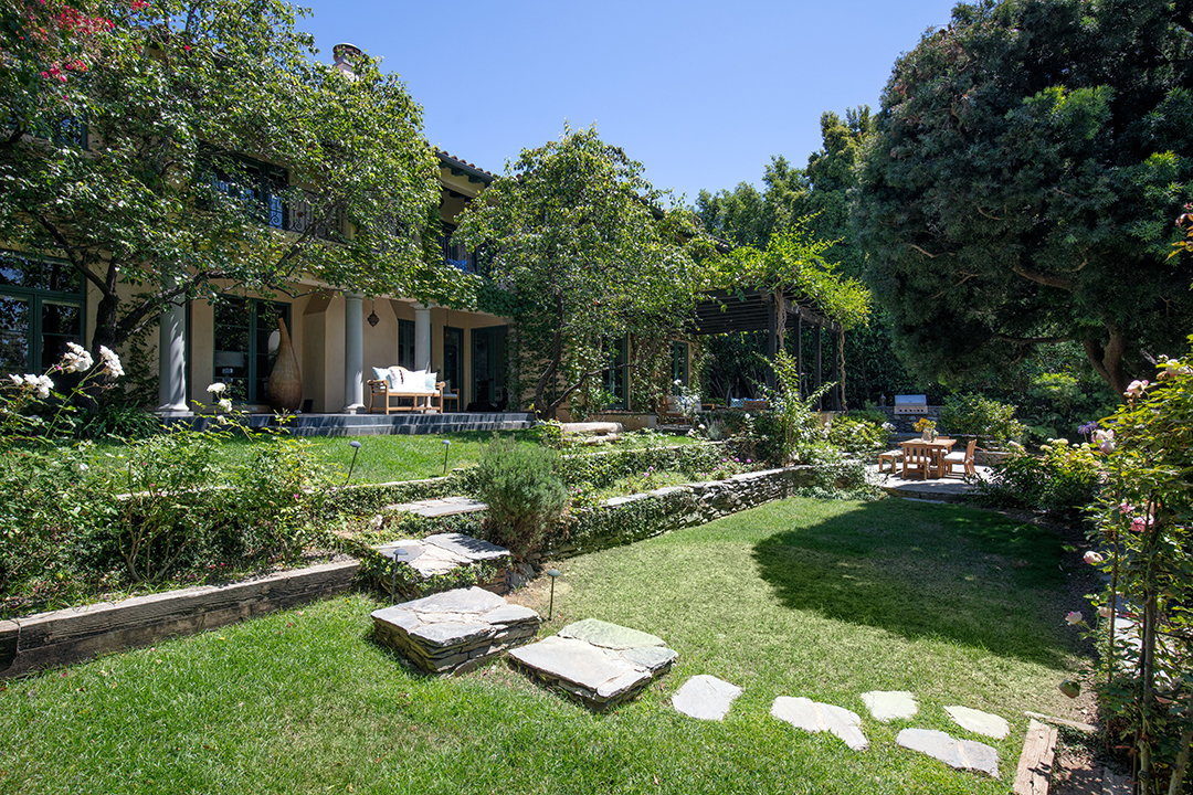 Geena Davis Enchanting 6m Pacific Palisades Home Is In A League Of Its Own Backyard
