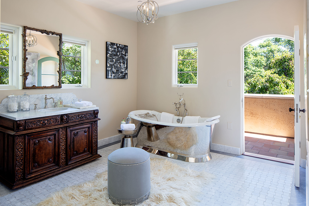 Geena Davis Enchanting 6m Pacific Palisades Home Is In A League Of Its Own Bathroom