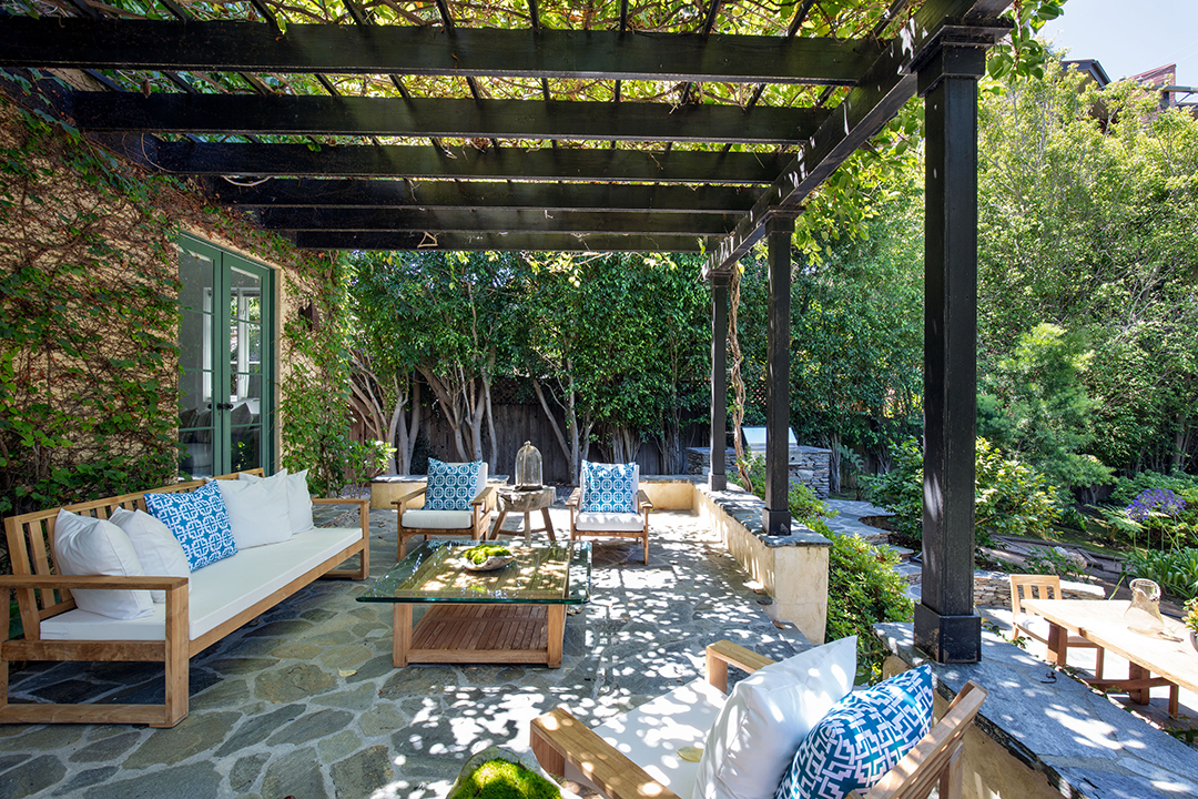 Geena Davis Enchanting 6m Pacific Palisades Home Is In A League Of Its Own Patio