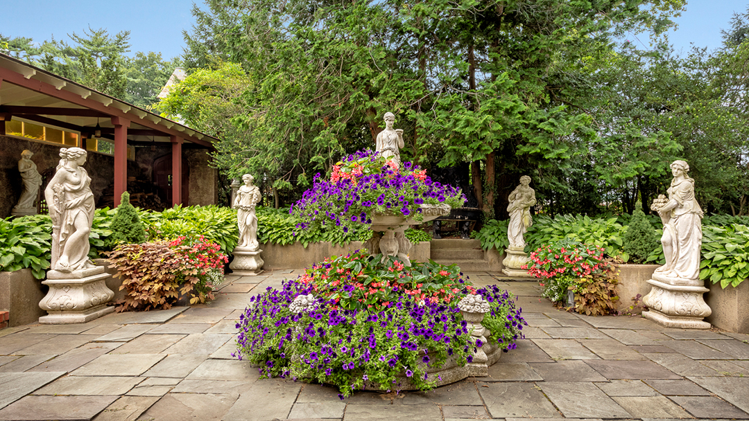 Old World Waterfront Manor On Long Islands Gold Coast Wants 8 9m Four Seasons