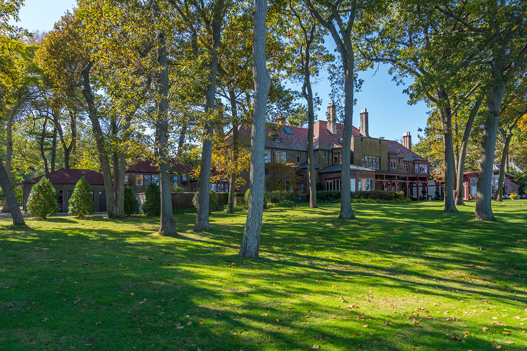 Old World Waterfront Manor On Long Islands Gold Coast Wants 8 9m Lawn