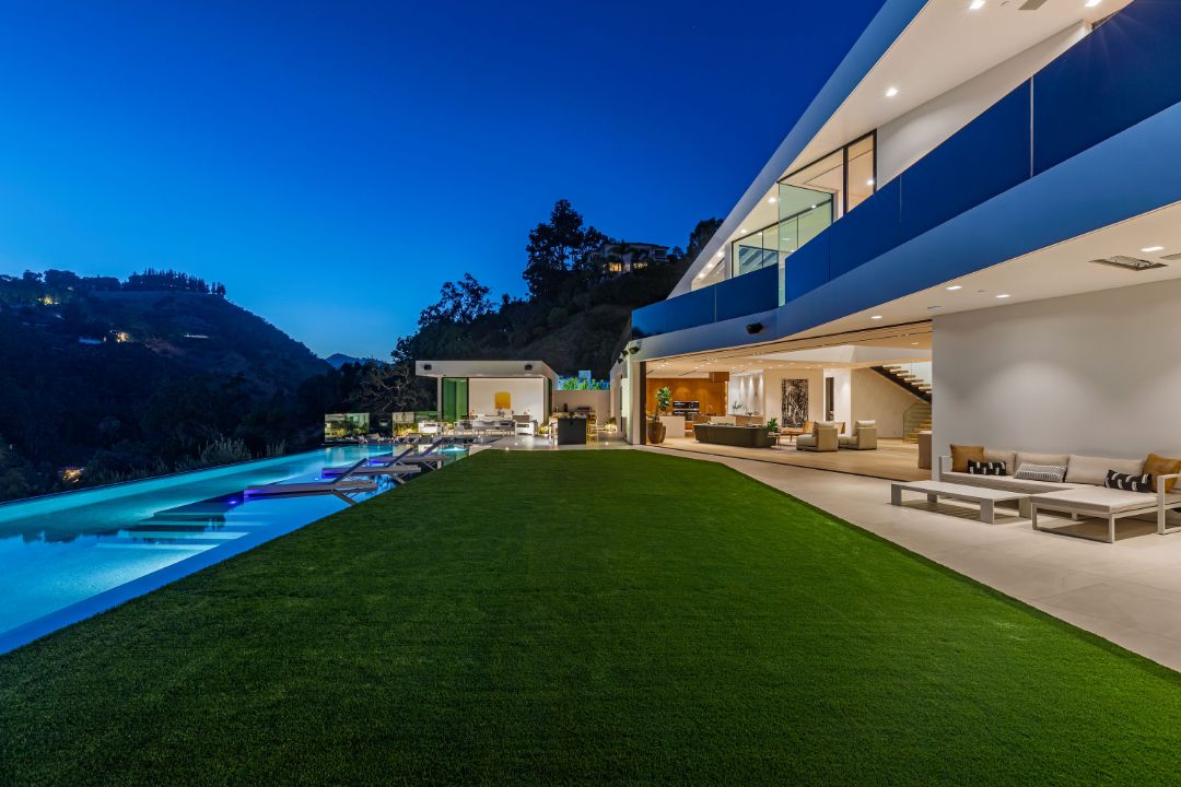 Chrissy Tiegen John Legend Beverly Hills New House Lawn