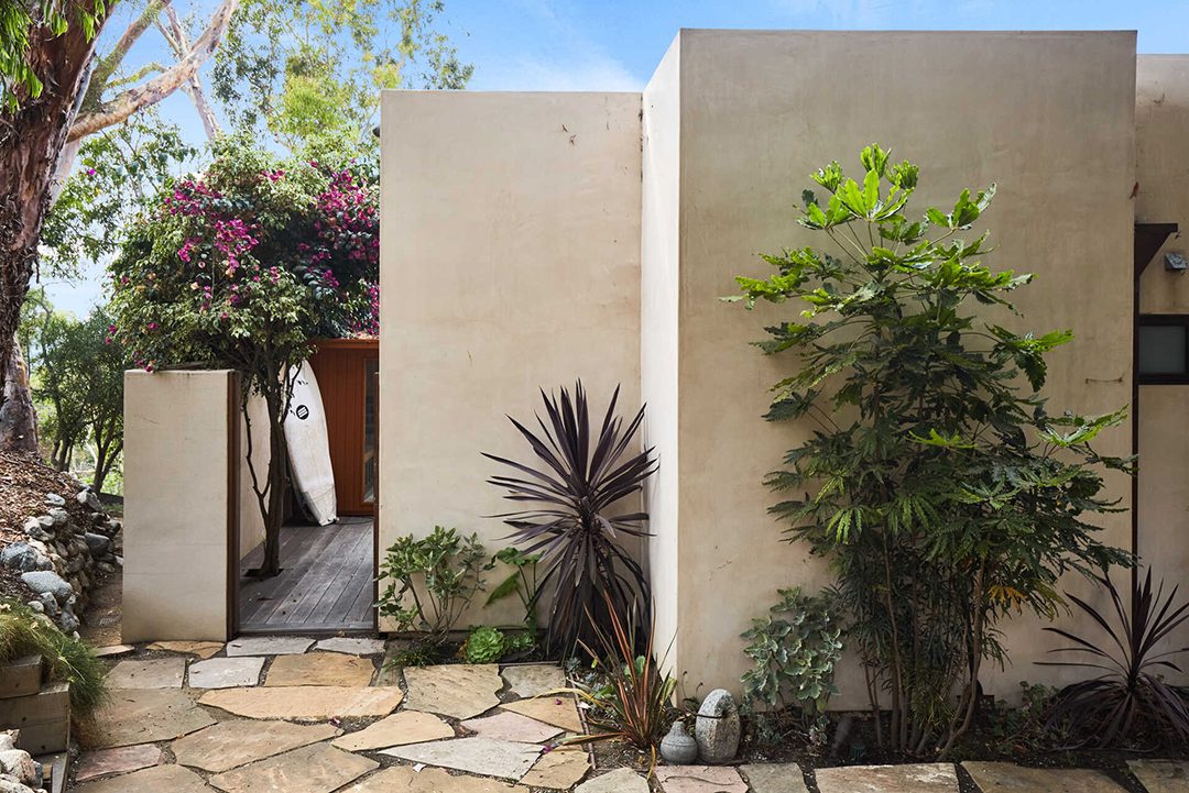 Hemsworth Brothers List Chic Malibu Retreat Where Outdoor Living Reigns Modern