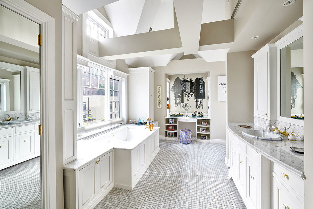 John Lennons Famous Manhattan Lost Weekend Penthouse Hits The Market Bathroom