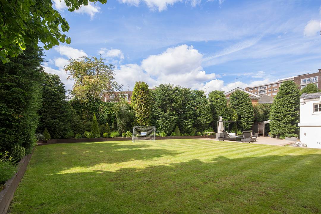 Rihannas Posh Former Long Term London Rental Lists For 41m Garden Terrace Yard