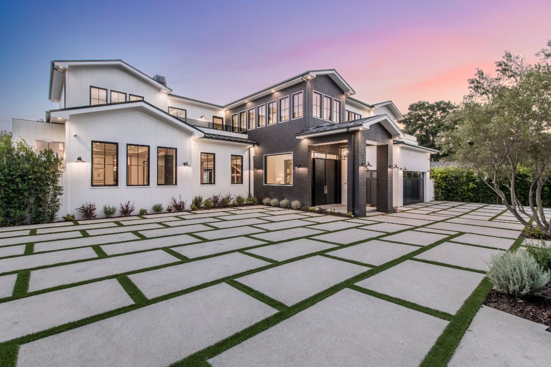 Teddi Mellencamp Encino Mansion Driveway