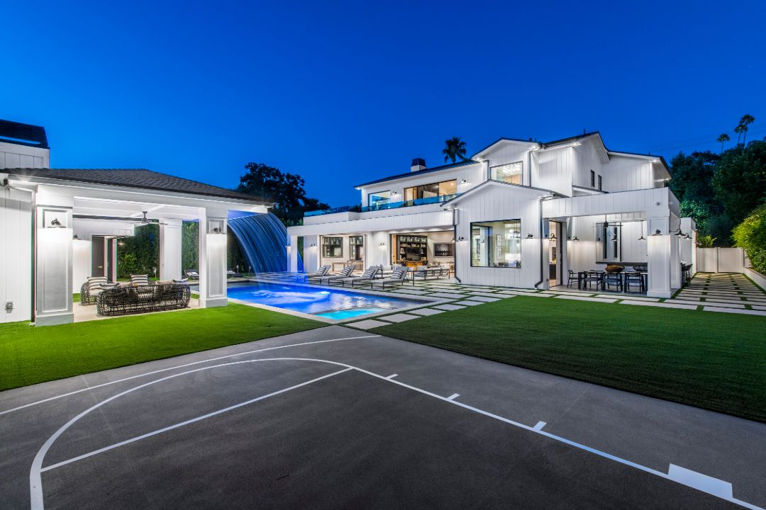 Teddi Mellencamp Encino Mansion Backyard