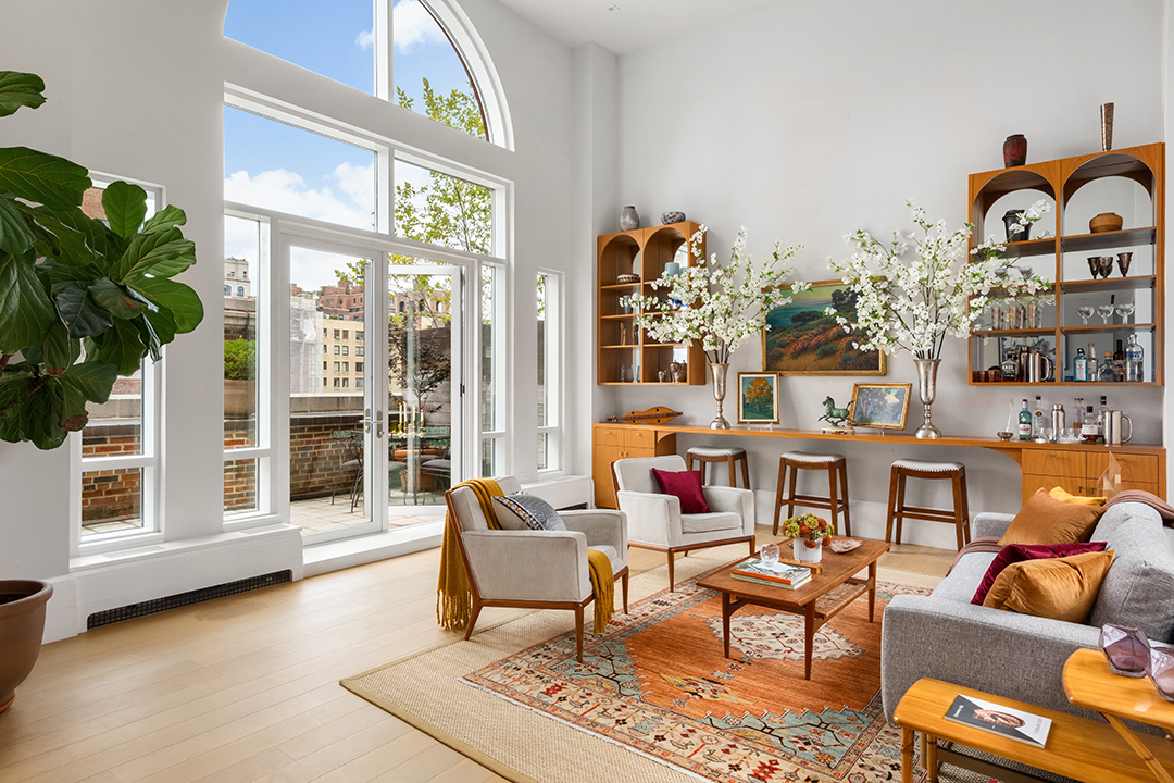 Top Gun Star Lists Top Notch Manhattan Penthouse With Interiors By Victoria Hagan Living Room B