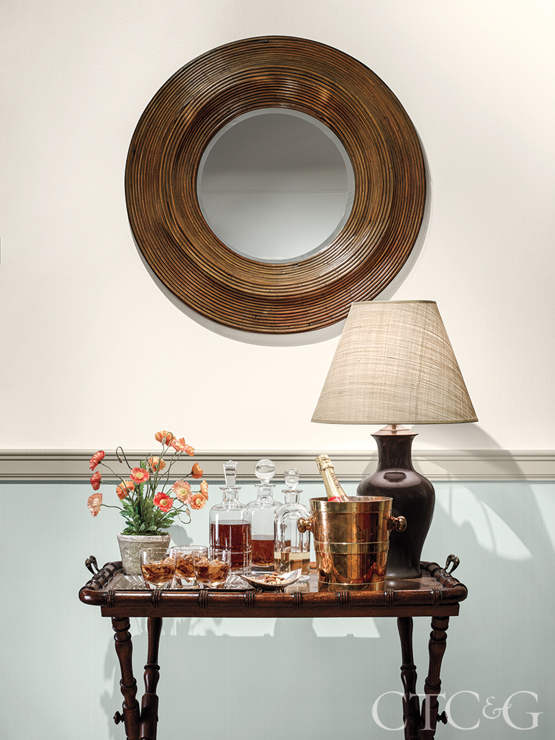 Mini Bar With Mirror And Lamp