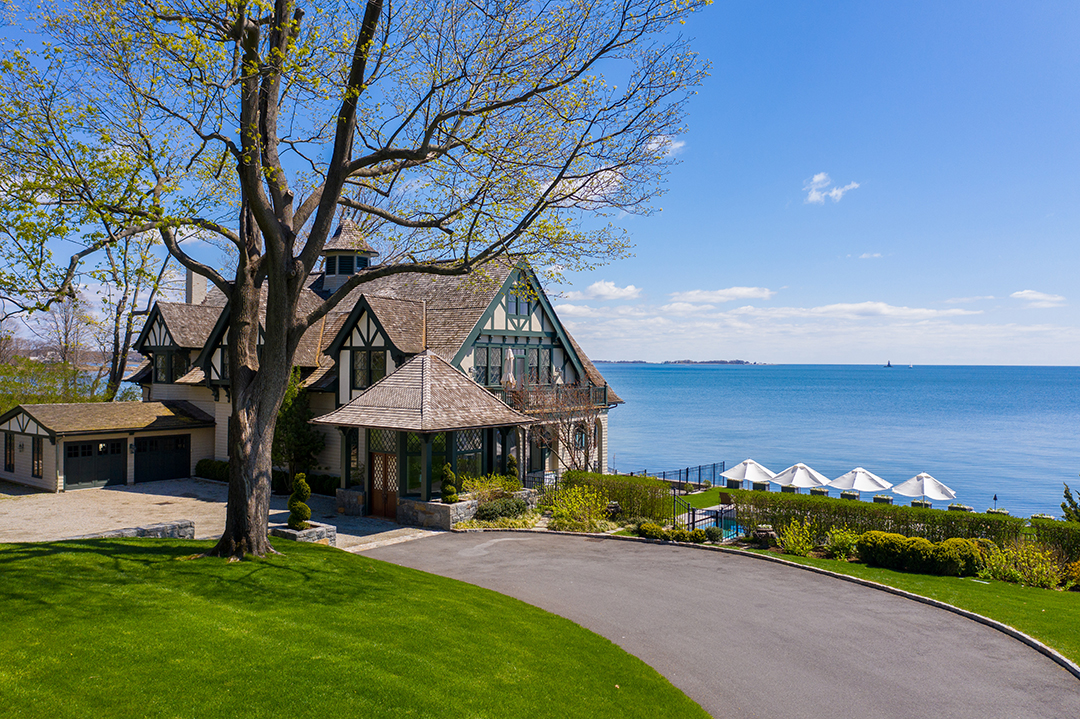 Actor Christopher Plummers Former Darien Tudor With A Private Beach Seeks 11m Drive