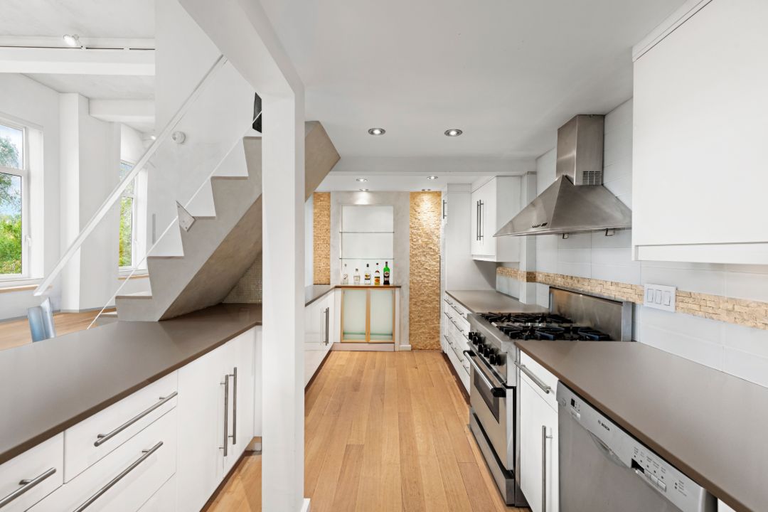 Annie Leibovitz Former Upper East Side Apartment Galley Kitchen