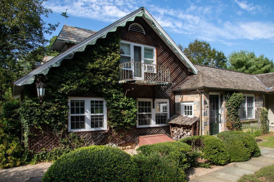 Morley Safer 60 Minutes Cheshire Ct Rear Exterior