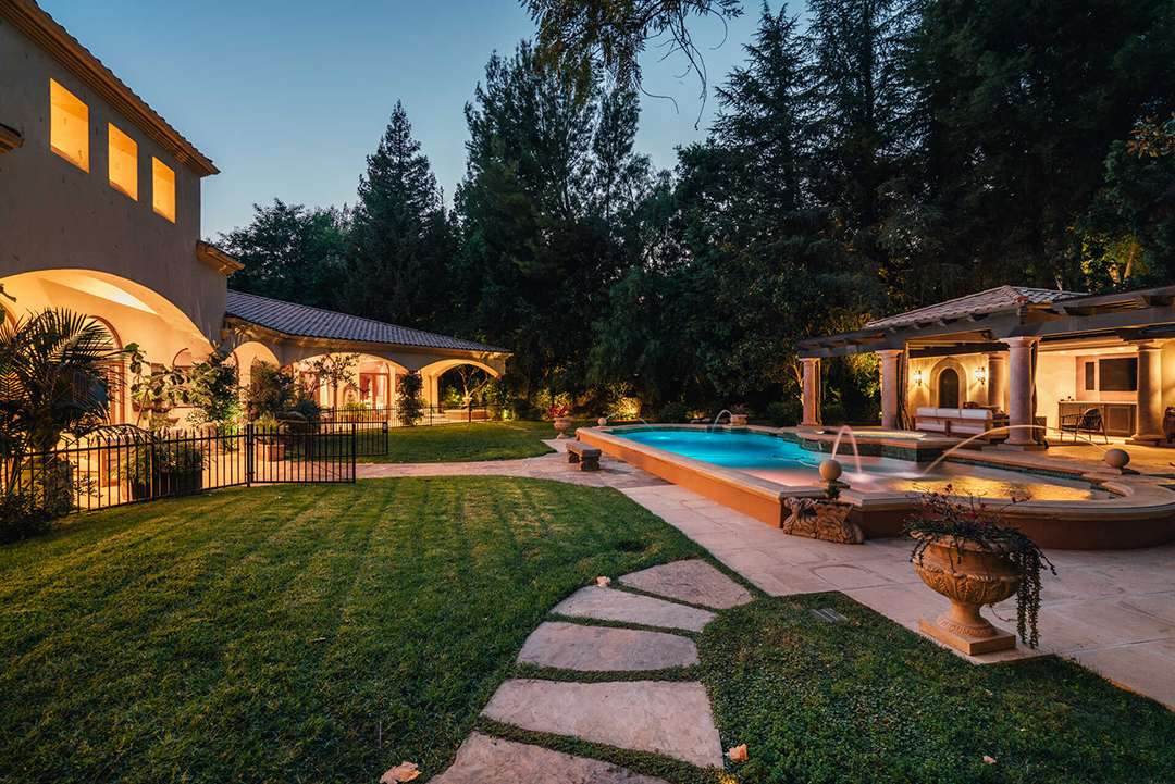 Rockstar Nikki Sixx Lists Bold Yet Serene Mediterranean Mansion For 5 6m Backyard