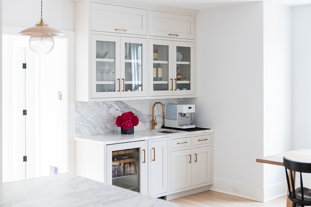 Young Familys Rowayton Home Balances Timeless Elegance And Trends Nukitchens Bar