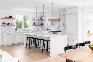 Young Familys Rowayton Home Balances Timeless Elegance And Trends Nukitchens Kitchen B