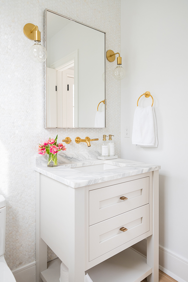 Young Familys Rowayton Home Balances Timeless Elegance And Trends Nukitchens Powder Room