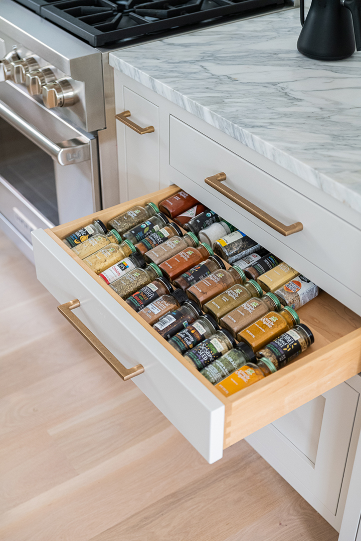 Young Familys Rowayton Home Balances Timeless Elegance And Trends Nukitchens Spices