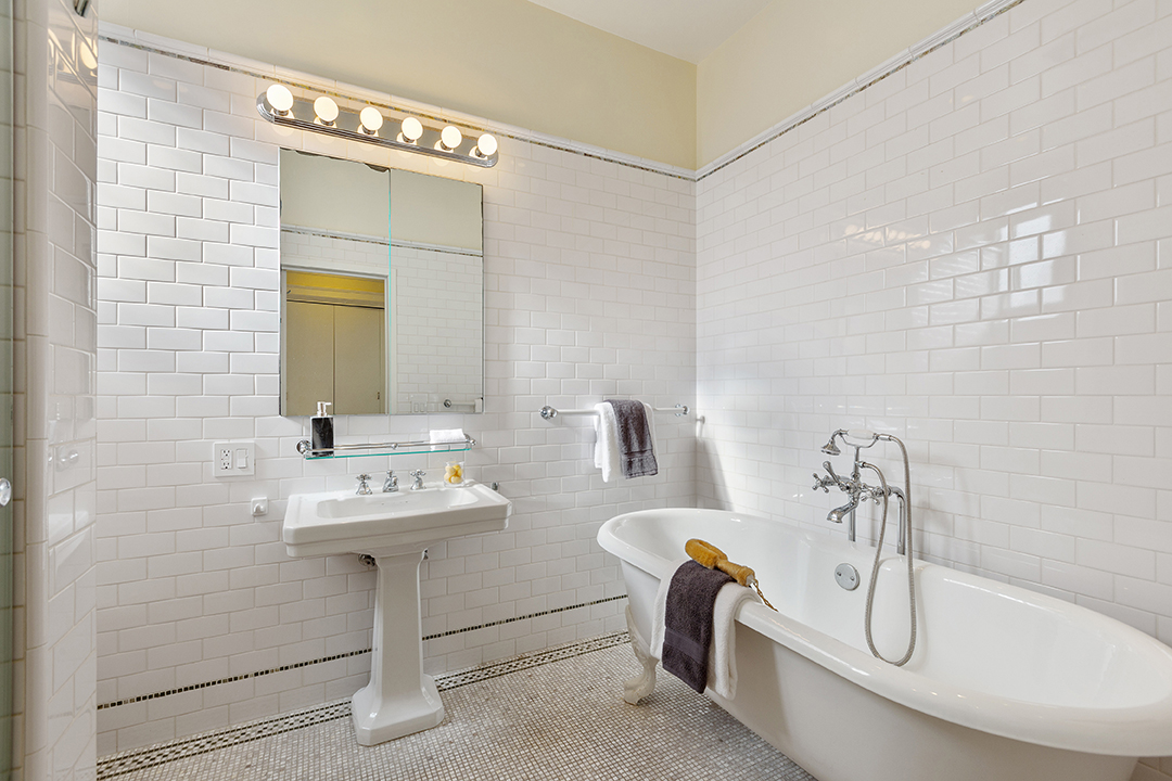 Winona Ryder San Fran Home Bath 2