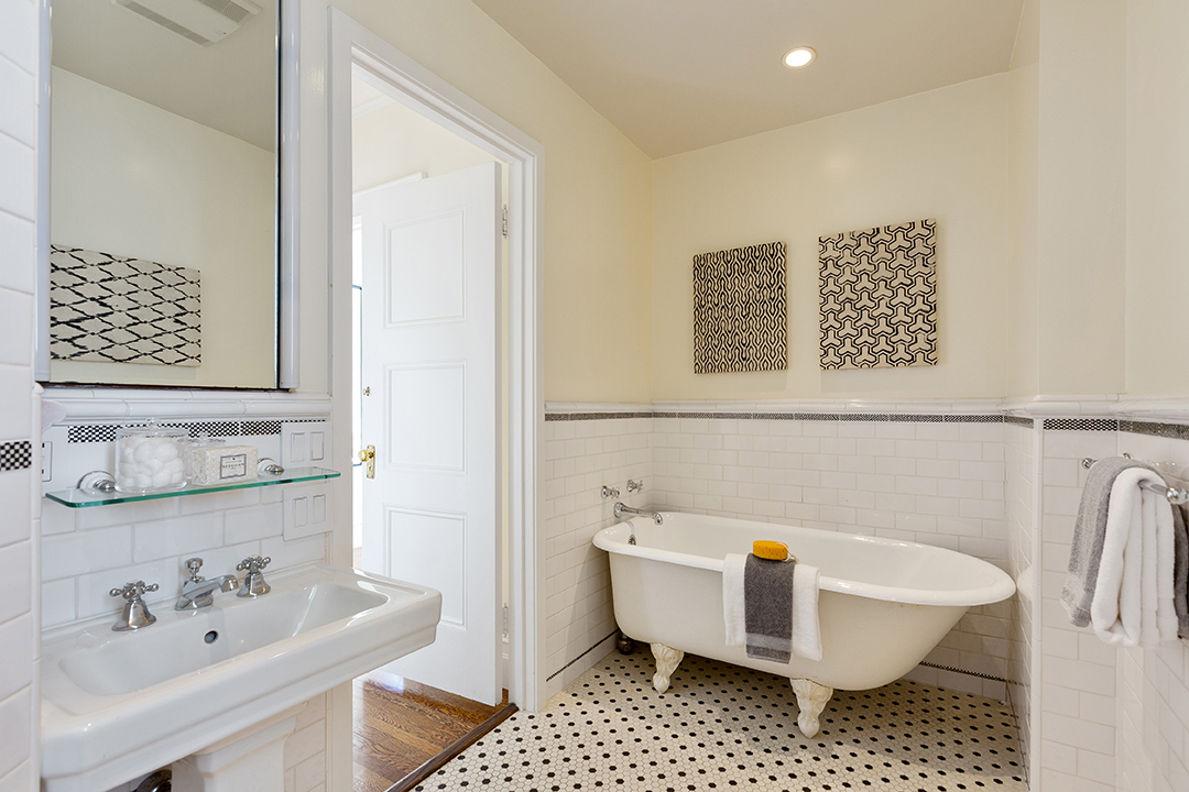 Winona Ryder San Fran Home Bath