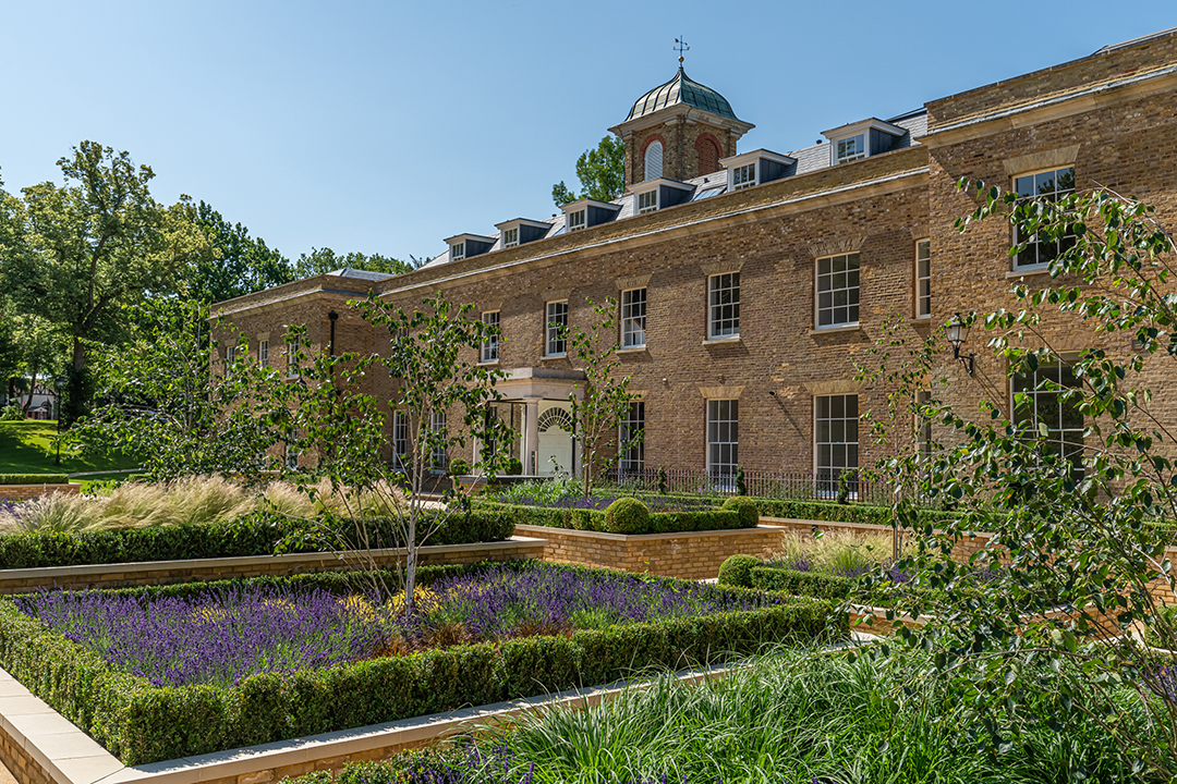 Crown Connections Country Manor Queen Elizabeth I Visited Offers 25 Luxury Apartments Gardens