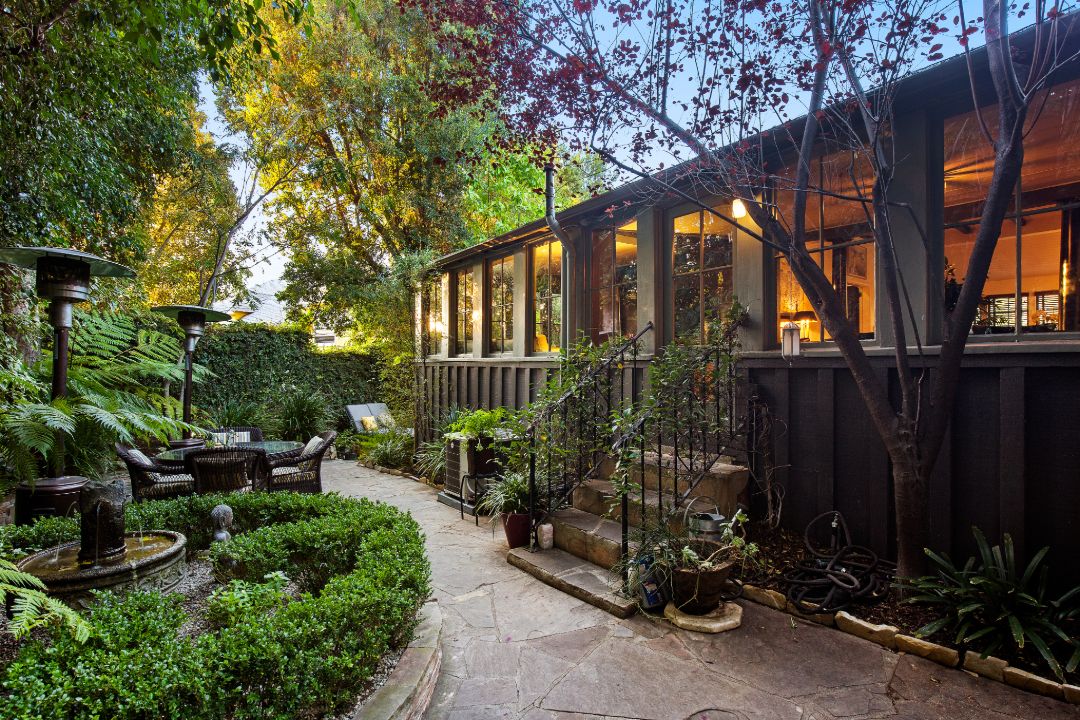 Ivarene Ave Hollywood Dell Los Angeles Side Patio